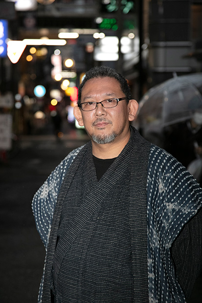 墨絵師・アートディレクターとしてマルチな異才を発揮する東學さん。大阪ミナミ・千日前の路地にて