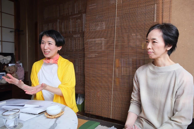  ダンサーとして加賀谷氏と舞台に立っていた浅井氏（右）。