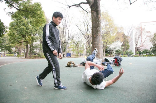 攻撃しているはずなのに…相手が何か技を繰り出すわけでもないのに、自分は転んでいるという不思議ワールド