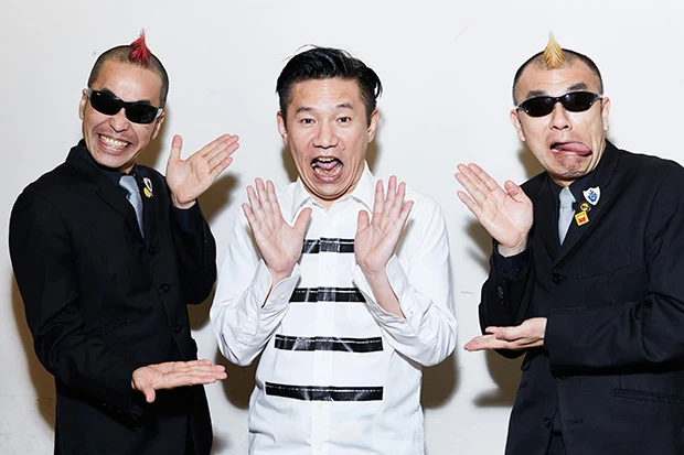 インタビューマン山下(中央)1968年生まれ、香川県出身。お笑い芸人を引退後、フリーのインタビュアーに。芸人の気持ちがわかる身として、その魅力を引き出す!