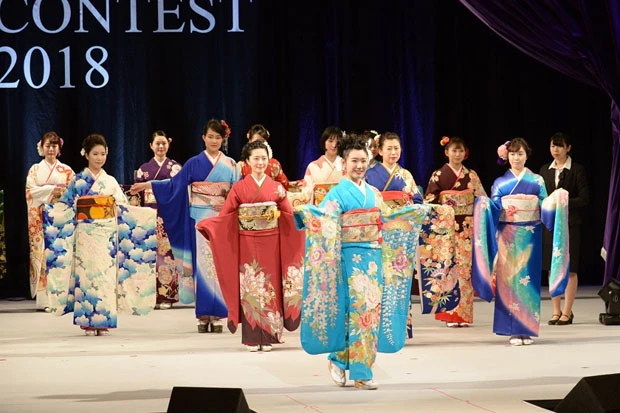  祖母が作った振袖で「きものクイーンコンテスト」に出場した川手（一番前）