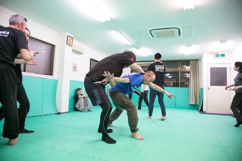 ナイフなどの凶器をもった敵に襲われたことを想定したトレーニング。なかなかの動きを披露する先生！