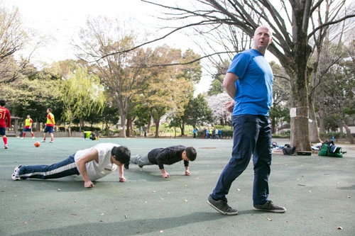 腕立ては、腕で自重を持ち上げるのではなく、拳で地面を押し込むことをイメージするのがシステマ流