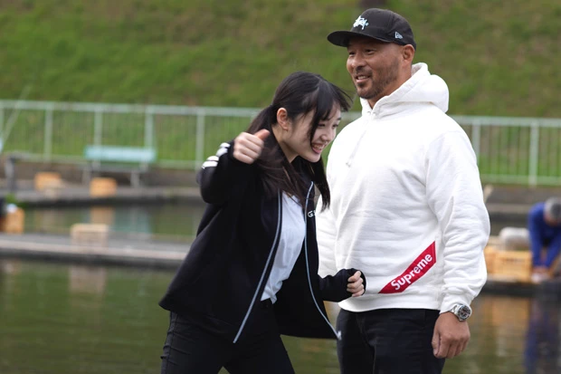 ラリアットの仕方を本気で教わる安藤咲桜。ライブで披露される日が待ち遠しい