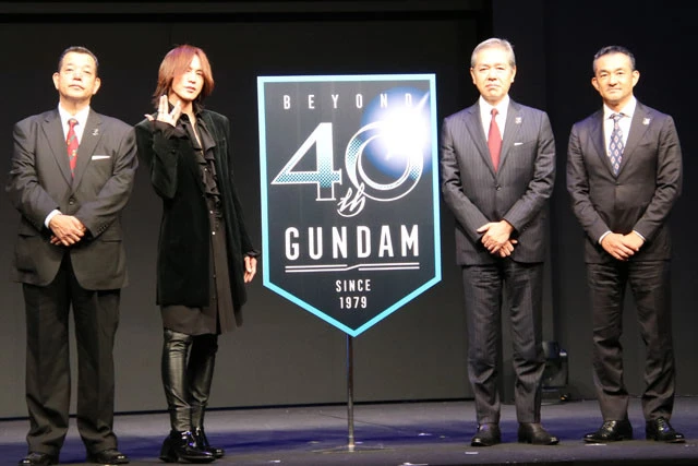 左から株式会社サンライズ・宮河恭夫代表取締役社長、ＳＵＧＩＺＯ、株式会社バンダイナムコホールディングス・田口三昭代表取締役社長、株式会社創通・難波秀行専務取締役