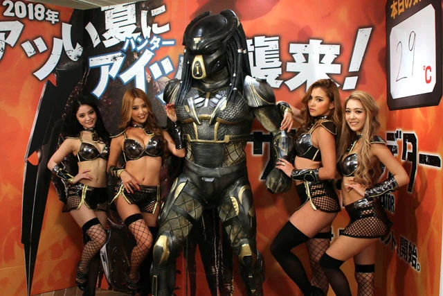 「グロい口で食べられたい」サイバージャパン ダンサーズがセクシーダンスで『ザ・プレデター』を応援