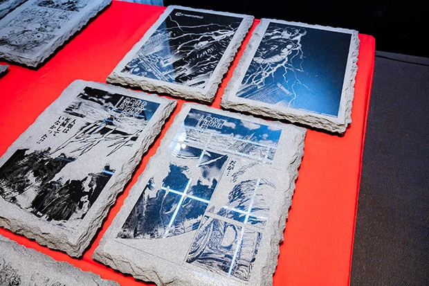 35年前に「週刊少年ジャンプ」に描かれた記念すべき『北斗の拳』連載第1話全48ページをそれぞれ約20kgの御影石の板にひとつずつ手作業で刻み、総重量約1トンの「新装版」として仕上げられた北斗の拳 石版