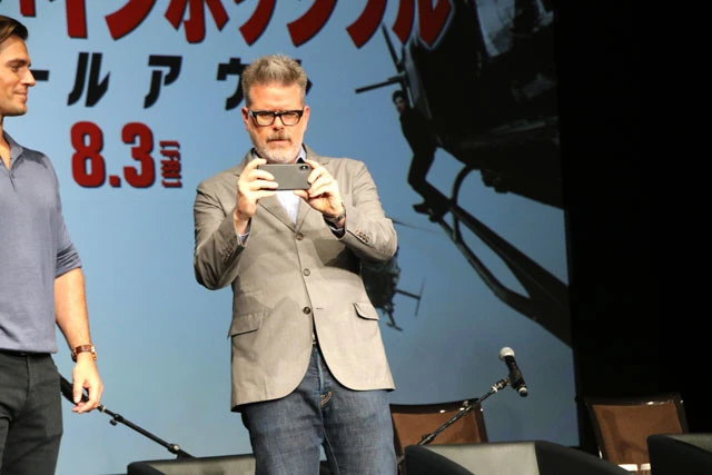 70台ほどのカメラが一斉に撮影する様子をスマホで撮るマッカリー監督