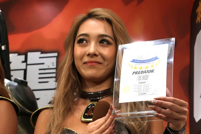 「プレデター」の命名証を見せるナツネ