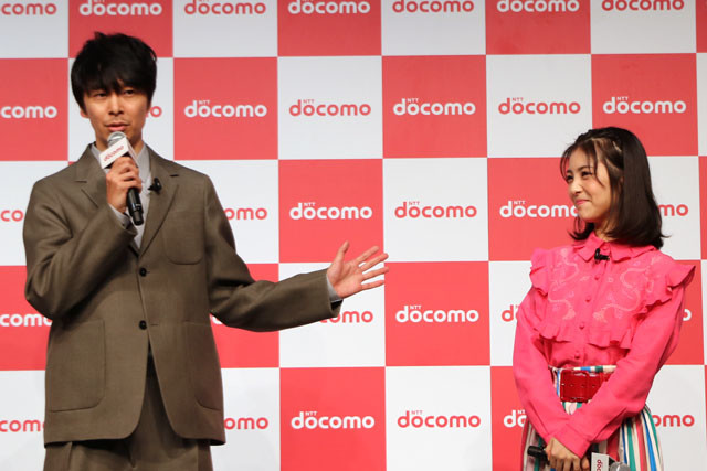 ドコモ新ＣＭシリーズで豪華メンバーが共演。長谷川博己が浜辺美波を