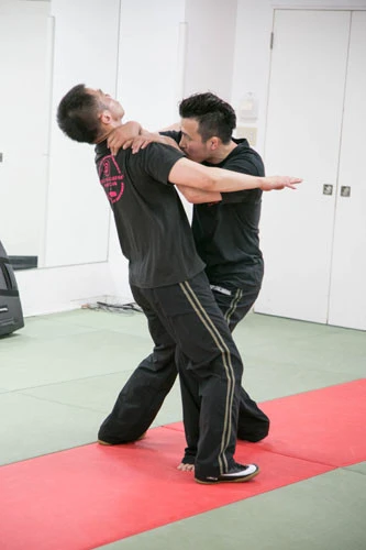 相手の攻撃を初手で守ったら、同時に、まるで獲物を襲う黒豹のように身を翻し反撃に移る。マッハの動きで2発目の攻撃をさせる隙を与えないのだ。(右が川畑氏)