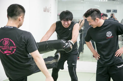 パッドを構え、練習相手の攻撃を受け止めるのもひと苦労。「これもクラヴマガを知るためのいい練習になるんです」(クラヴマガ・ジャパン大塚則志執行役員)