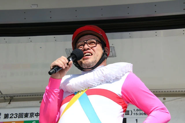 普段競馬をしない親子や女性がくっきーのために来場。その様子にくっきーも満足げ