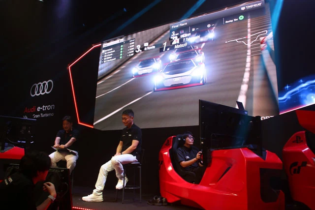 『グランツーリスモSPORT』の大会で入賞経験のある冨林勇佑、高橋拓也、マツキュー、おのくんが、現役ドライバー・富田竜一郎と対戦。白熱したバトルは冨林が優勝を飾った