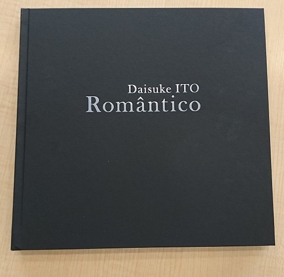 クラウドファンディングによる出資をもとに伊藤氏の１０年以上の活動をまとめた写真集。１章「ｎｉｇｈｔ　ｂｕｔｔｅｒｆｌｙ（メキシコの娼婦）」　２章「ｌｏｓｏｌｍｏ　ｇｙｍ（キューバの片田舎にあるジム）」３章「ｒｉｏ　ｆａｖｅｌａ（ブラジル、リオ・デ・ジャネイロのスラム街）」の３部構成。現在はクラウドファンディングを終了しています