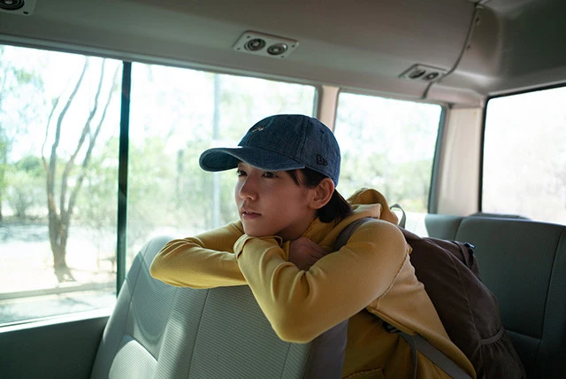 2600kmを共に走った同志、バスの中で。「日がたつごとに、座席で寝るのがどんどん上手になっていきました(笑)」(吉岡)