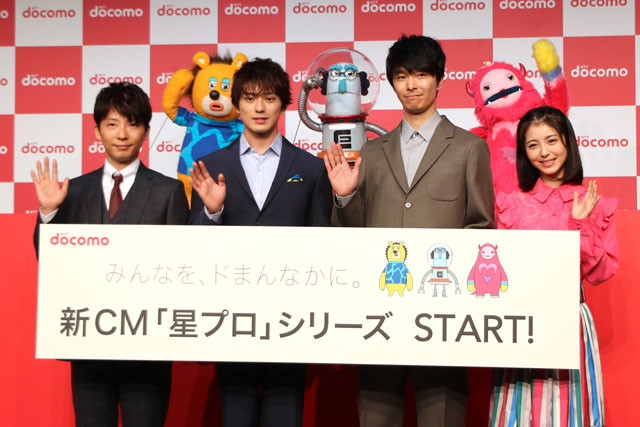 ドコモ新ＣＭシリーズで豪華メンバーが共演。長谷川博己が浜辺美波を