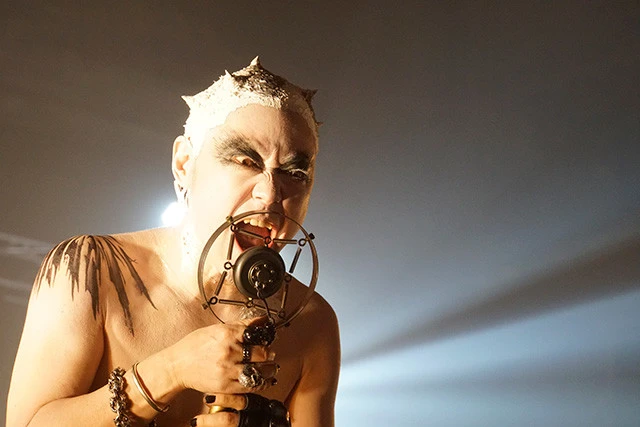 監督をもってして「環太平洋でも阿部サダヲしかいない」というほどのハマり役・シンを演じた阿部サダヲ