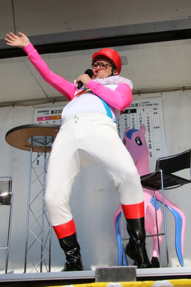 東京競馬場でトークショーを行なったくっきー