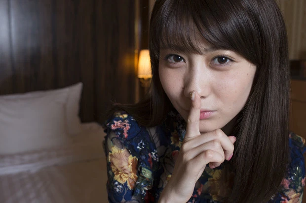 妖艶な雰囲気を放つ森田ワカナさん。こうしたしぐさに、ミズノはいちいちドキッとさせられ続けた