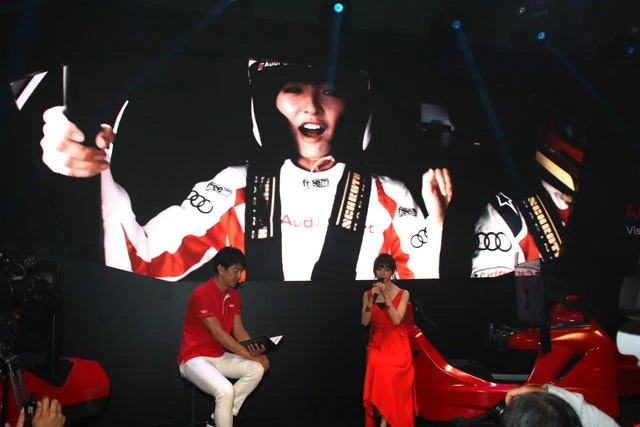 Audi e-tron Vision Gran Turisumoに乗った篠田。超高速走行に驚く様子が流された