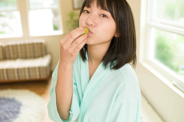 撮影開始直後は初のソロでのロケ撮影に緊張していた莉世ちゃん。マスカットを食べつつ、徐々にリラックス！