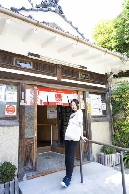 「人生やめるつもり」から一転、漫画家が批判されても銭湯グラビアを撮る事情