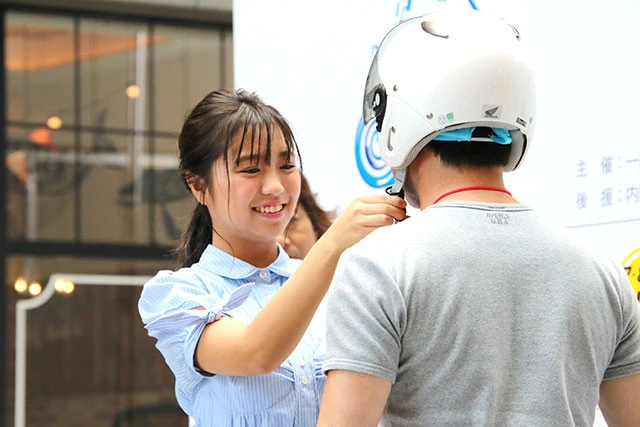 トークショー終了後は「大原優乃と100人 ヘルメットのあごひも『生カチャ』」も実施