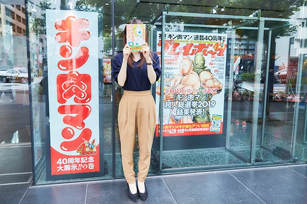 集英社で６月１４日まで展示予定の「キン肉マンギャラリー」の前で。ちなみに、おかゆ先生かなりの美人さんです！