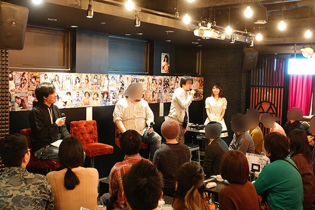 さらにゲストのpha氏(右から2番目、@pha)、姫乃たま(右端 @Himeeeno)氏も登壇しトークショーがスタート。調理の手を一時休めてオープニングトークを......って、あれ?小林氏は?