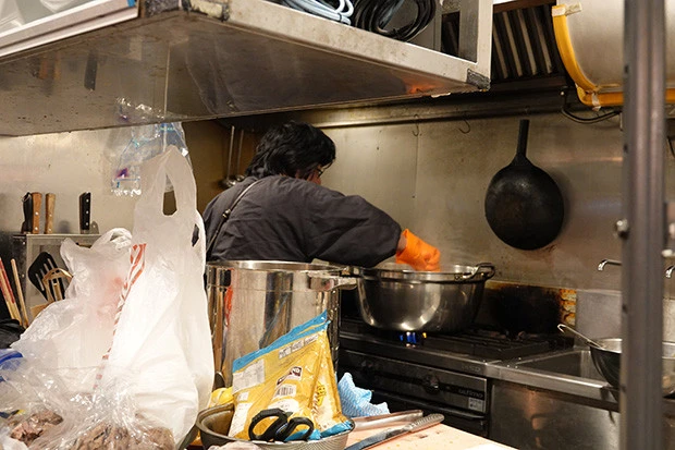 どうやら、手が離せる状況ではないらしい