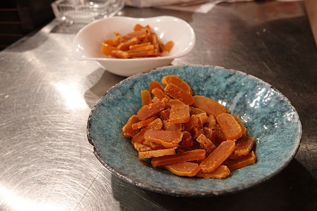 そしてここぞとばかりに、借金玉から参加者に向けて「勝敗とは関係ありませんが......」とカラスミが振る舞われる。ワイロだー!