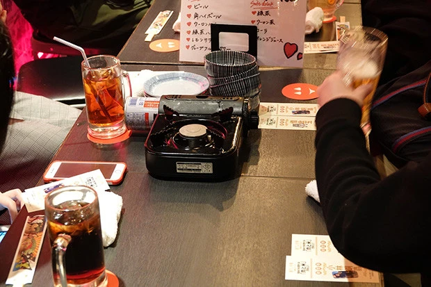 まずは借金玉氏の料理から。なぜか机の上にコンロがあるんですよね。これはなんだと思っていたら......