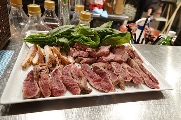 ズゴっと炙ったり、低温調理されたりした羊肉のいろんな部位と