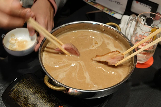 しゃぶしゃぶだ~~~~~~!!! このスープには羊肉のうま味成分にポルチーニ(キノコの一種)と大量のチーズがぶち込まれており、すごく濃い。しゃぶしゃぶっつーより、もはやチーズフォンデュだろ、これ