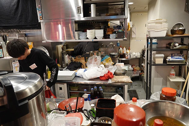 AM10:00。開場前。厨房を覗くと......