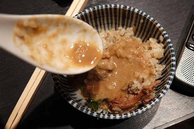 で、このメシにさきほどのしゃぶしゃぶ(もといチーズフォンデュ)で使った、煮詰まった羊スープを追いでかけるのだ。完全に馬鹿