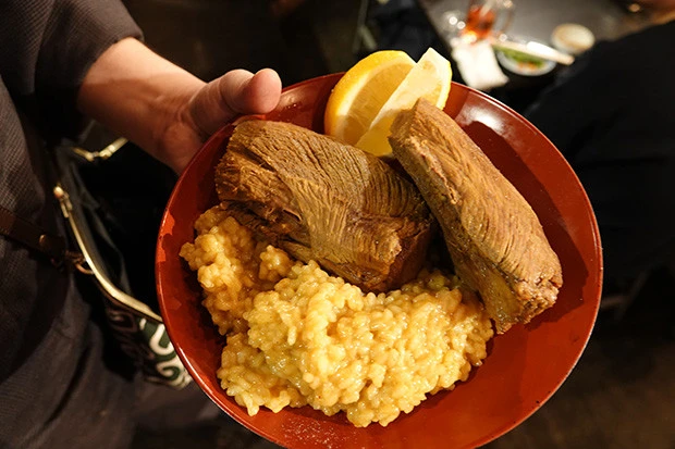 そのアメリカのダイナーとかで出てきそうな物体はなんですか。京極夏彦の本くらい厚いぞ。はい、仕込みの章でも書きましたが、これ一本がひとりぶん。つまりこの皿1枚でふたり分です