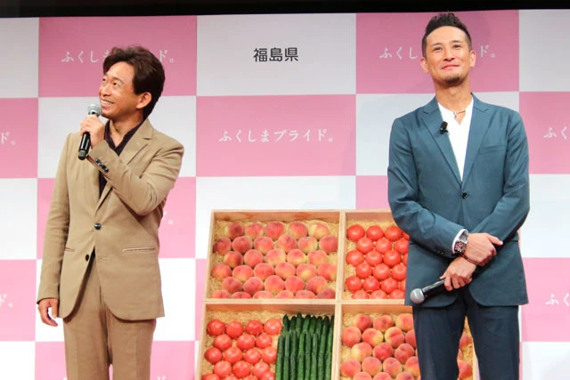 天を仰ぎ「頑張ってるよ! ジャニーさん」とほほ笑む城島