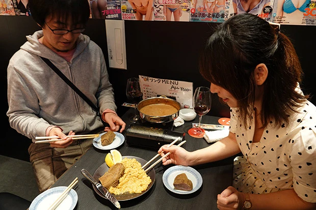 人間と一緒に写すとその異常な絵面がわかりやすいのではないかと思いゲスト席の写真を使ってみました。まず切り分けのサイズがおかしいでしょ