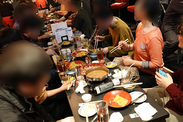 こうして双方の料理が出揃いました。参加者のみなさんも完全にどうかしちゃっていて、各所から「アアアア」「オーッ」と奇声が上がっていました