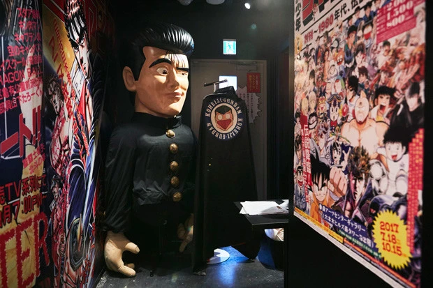 入り口に設置されている前田太尊の巨大モニュメント。これは８０年代ジャンプ世代おじさん直撃です！