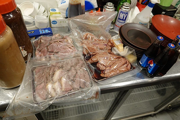 すでに暴力的な光景が広がっていました。こちらは借金玉氏の肉。北海道産の超高級羊肉・サショーク種のいろいろな部位らしいです