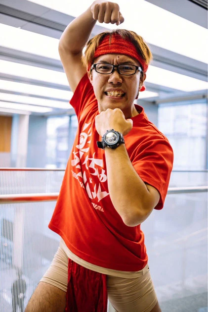 沖縄の海に向かって物申す「せやろがいおじさん」。ＳＮＳ時代を生きる芸人の緻密な戦略とは？