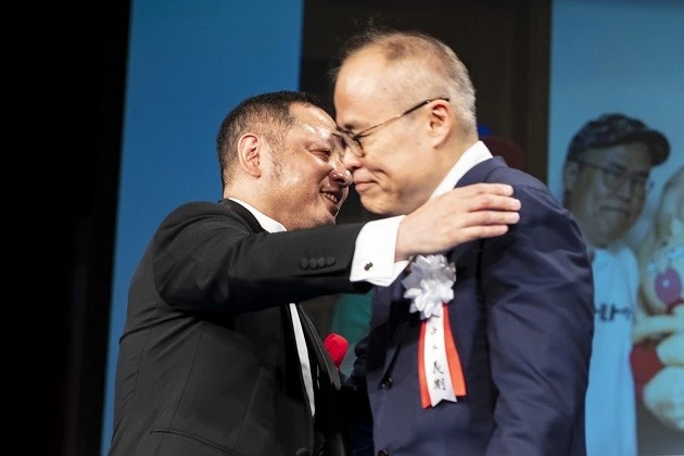 こちらは、関係者のみでとり行なわれた「キン肉マン４０周年　感謝の会」の一幕。今年の裏名場面として、嶋田先生のツイッターで公開され話題になった