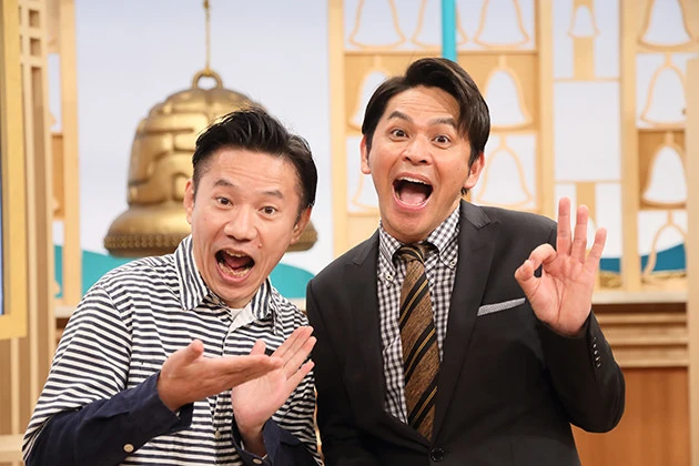 聞き手は元お笑い芸人のインタビューマン山下（左）。岡田さんとは同い年（今年で５１歳）