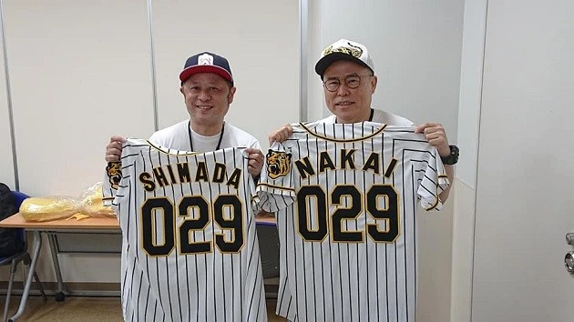 特製のユニフォームにご満悦のおふたり