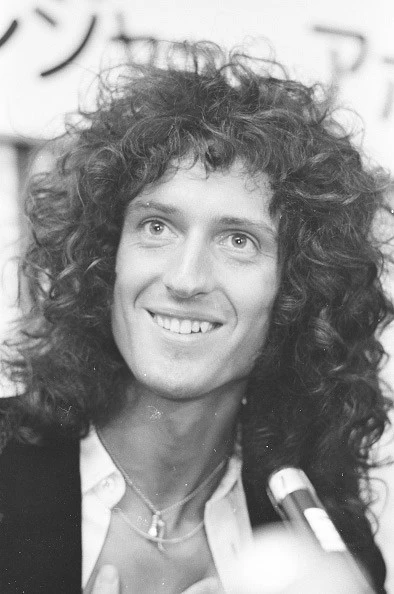 ７５年の初来日時、記者会見に応じるブライアン。確かに少女マンガから飛び出してきたかのようないでたち。これで長身で金持ちでインテリって、そりゃモテるでしょ！