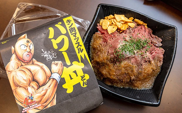 神の火入れステーキに、ニンニクチップを加え、マッスルパワー全開のどんぶりに。価格:1512円(税込)