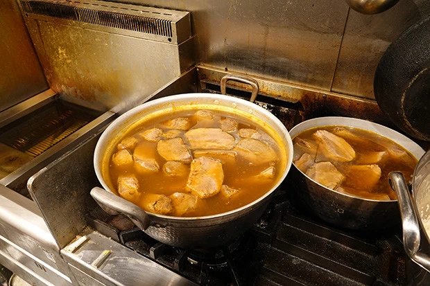 こちらは小林銅蟲氏の肉・牛のタン元(舌の根元部分。タンの部位でいちばんおいしいらしい)。えげつない大きさの鍋にボコボコとブチこまれています